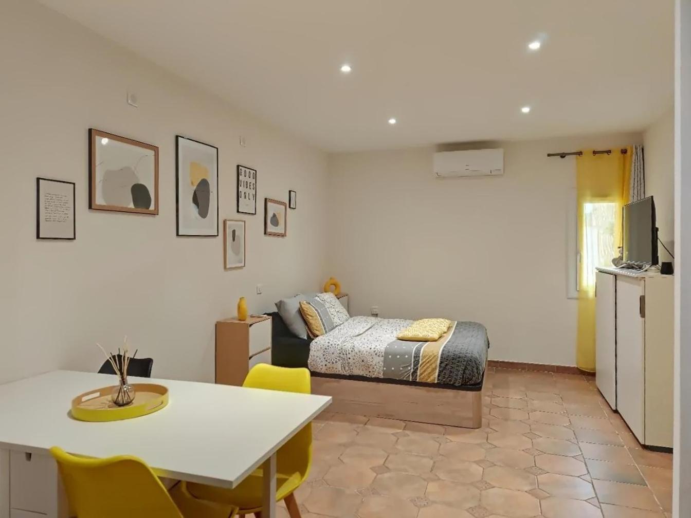 Cabanon Provencal * Rochefort-du-Gard